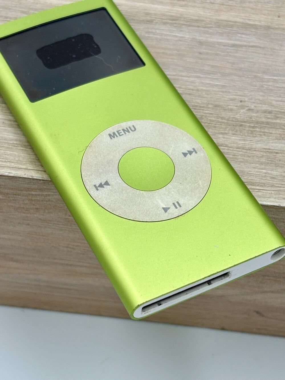 Apple iPod Nano 2nd Generation Green 8 GB A1320 NOT WORKING-Parts ONLY